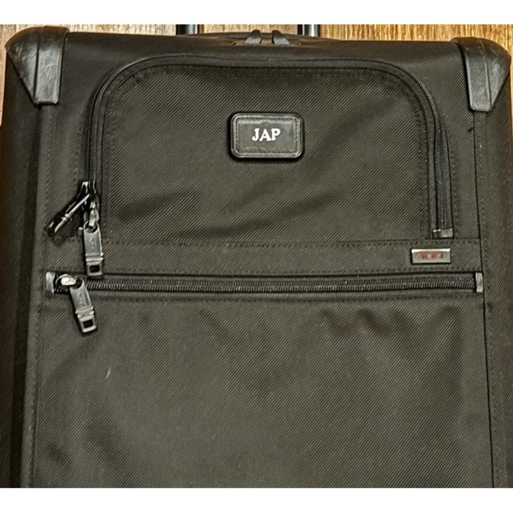 Tumi Alpha 2 Black Expandable 4 Wheeled Spinner Carry On luggage 22061D2 travel - Picture 3 of 7